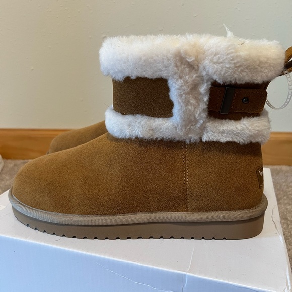 Koolaburra Shoes - Koolaburra by UGG Tan Boots with Cream Fur